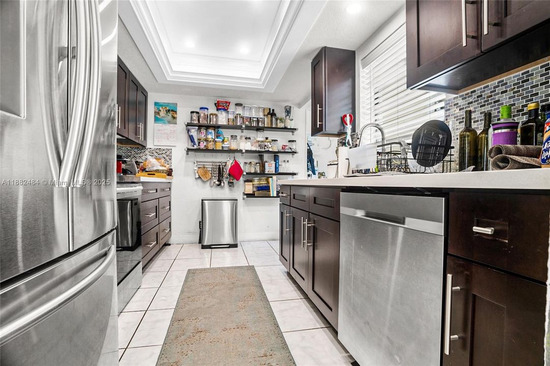 Под контрактом: $435,000 (3 спален, 2 ванн, 1201 Квадратных фут)