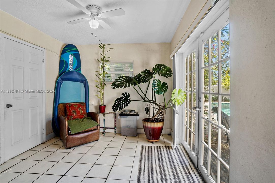 Под контрактом: $435,000 (3 спален, 2 ванн, 1201 Квадратных фут)