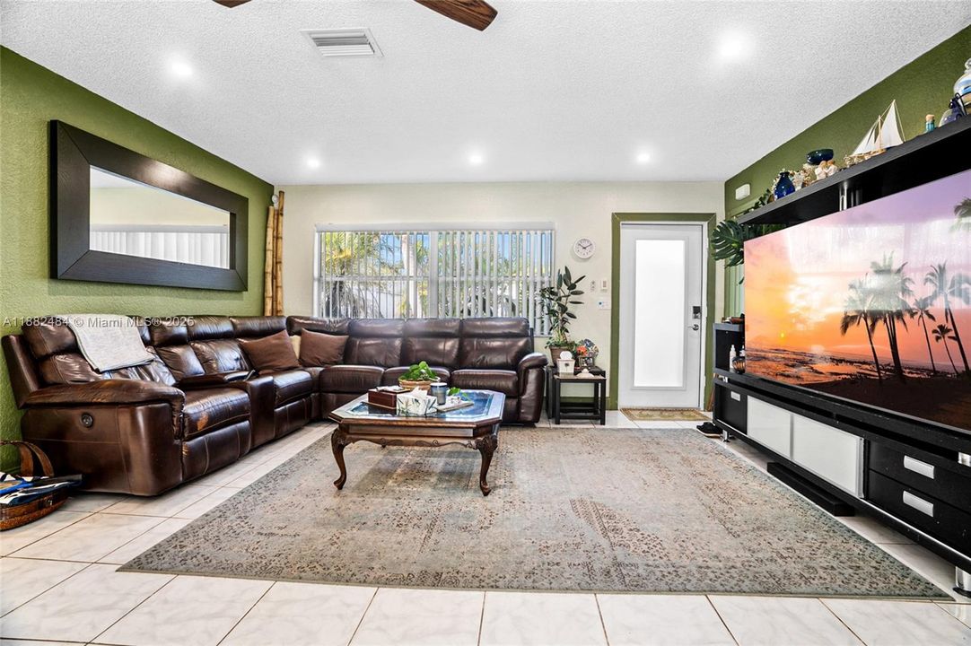 Под контрактом: $435,000 (3 спален, 2 ванн, 1201 Квадратных фут)