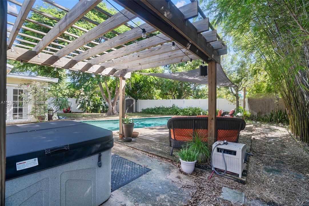 Под контрактом: $435,000 (3 спален, 2 ванн, 1201 Квадратных фут)