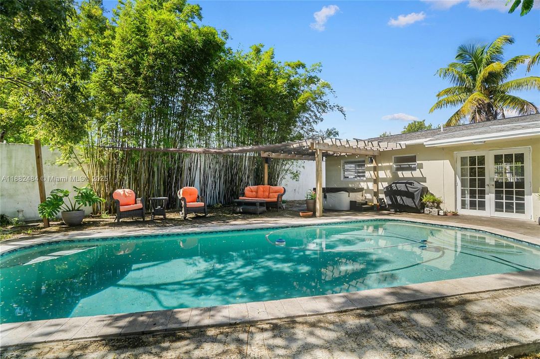 Под контрактом: $435,000 (3 спален, 2 ванн, 1201 Квадратных фут)