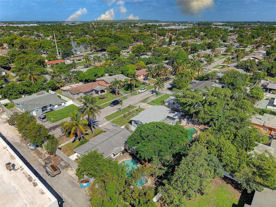 Под контрактом: $435,000 (3 спален, 2 ванн, 1201 Квадратных фут)