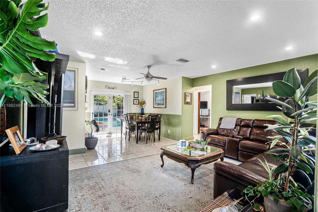 Под контрактом: $435,000 (3 спален, 2 ванн, 1201 Квадратных фут)