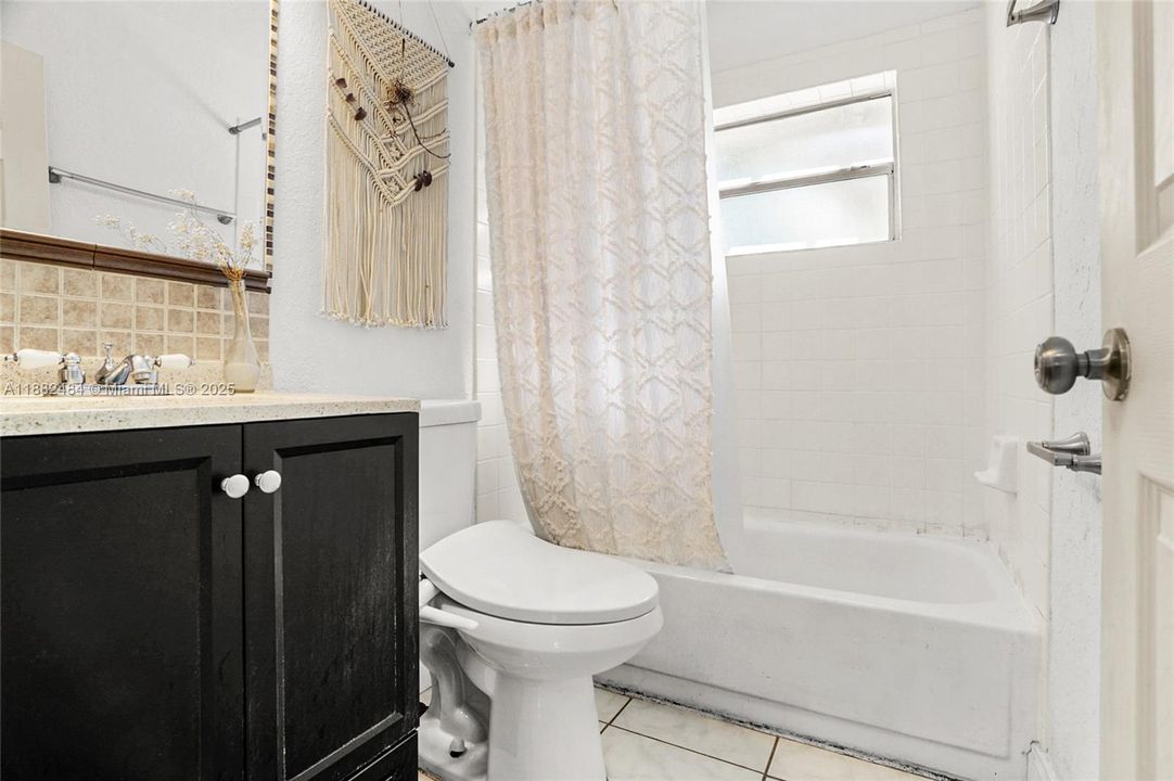 Под контрактом: $435,000 (3 спален, 2 ванн, 1201 Квадратных фут)