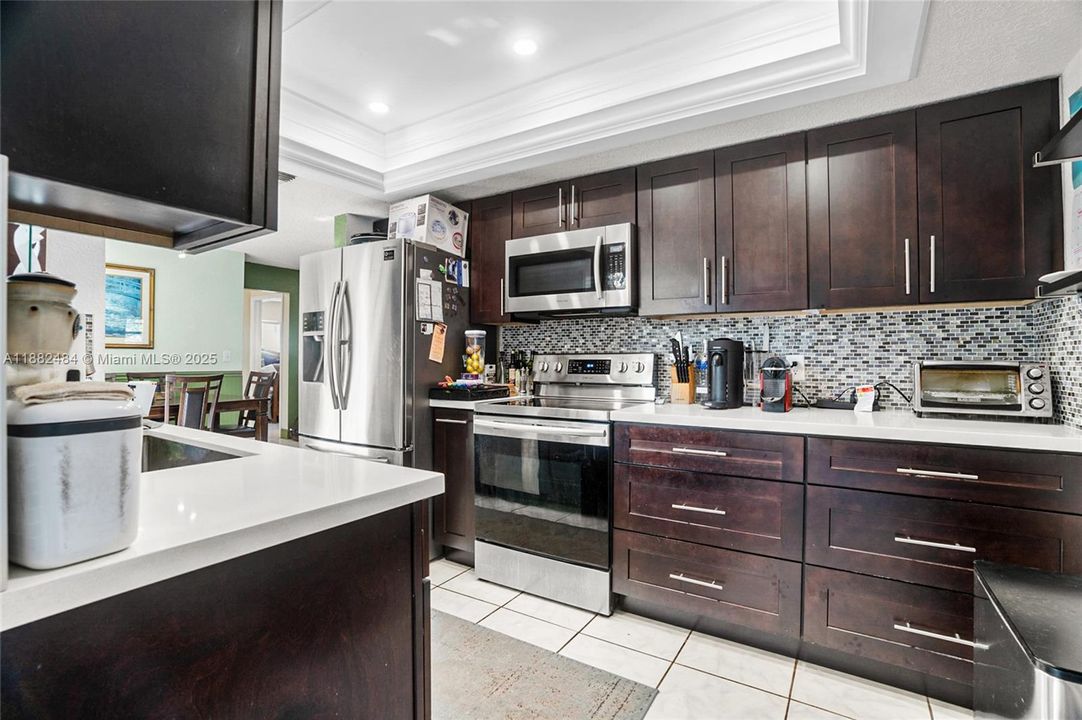 Под контрактом: $435,000 (3 спален, 2 ванн, 1201 Квадратных фут)