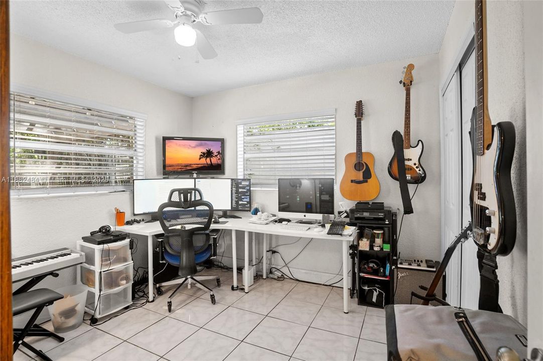 Под контрактом: $435,000 (3 спален, 2 ванн, 1201 Квадратных фут)