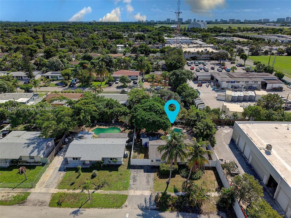 Под контрактом: $435,000 (3 спален, 2 ванн, 1201 Квадратных фут)