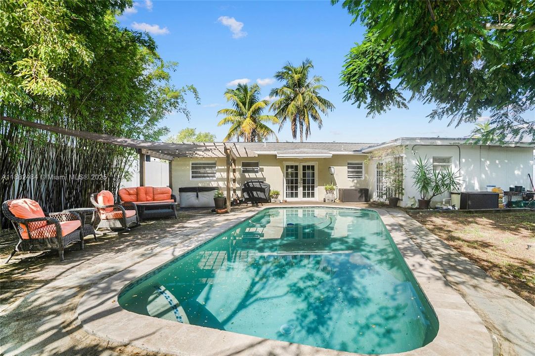 Под контрактом: $435,000 (3 спален, 2 ванн, 1201 Квадратных фут)