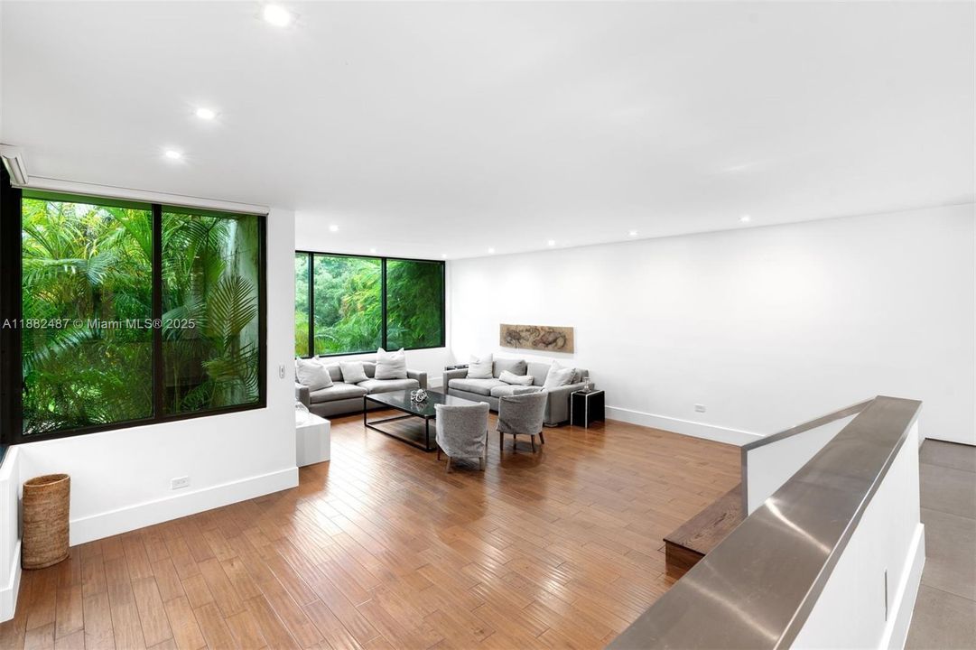 出租: $27,500 (3 贝兹, 4 浴室, 2403 平方英尺)