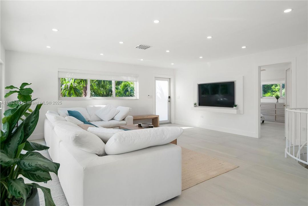 待售: $2,399,000 (3 贝兹, 3 浴室, 1858 平方英尺)