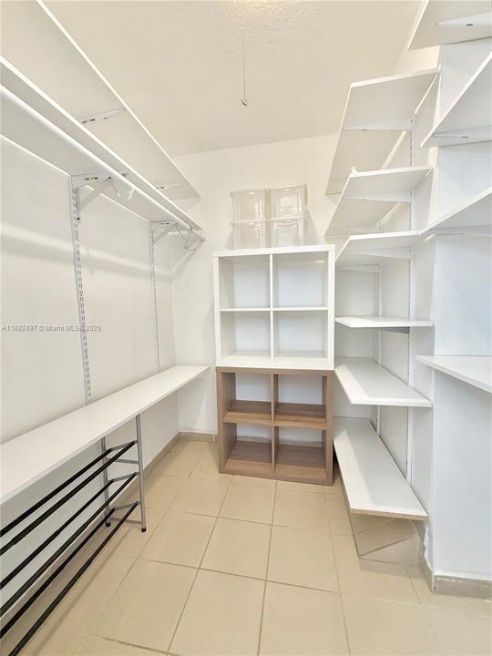 待售: $183,000 (1 贝兹, 1 浴室, 723 平方英尺)