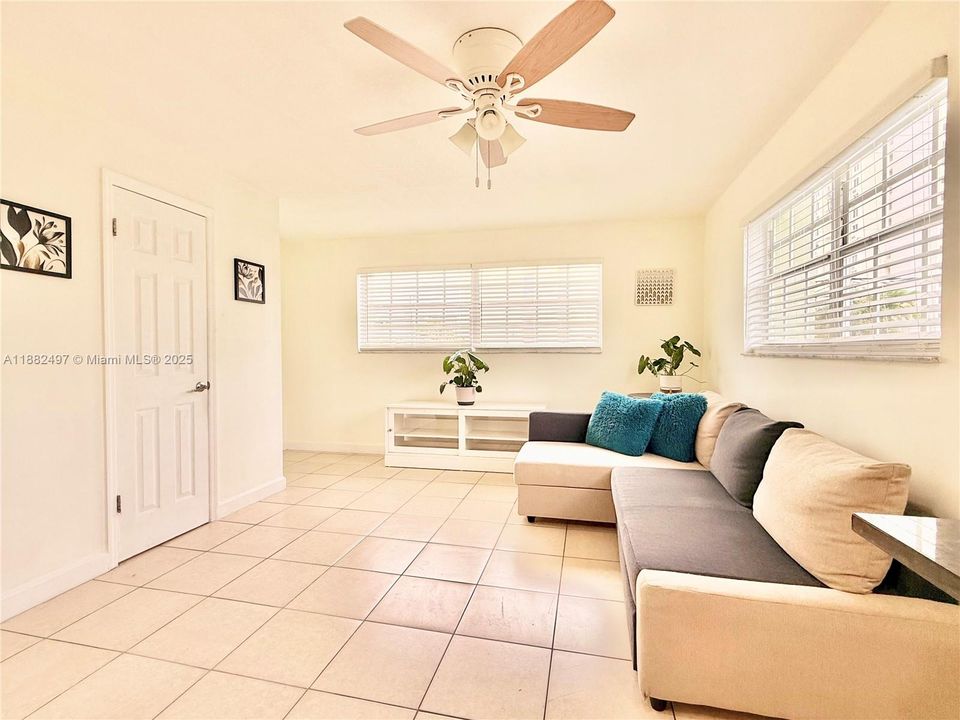 待售: $183,000 (1 贝兹, 1 浴室, 723 平方英尺)