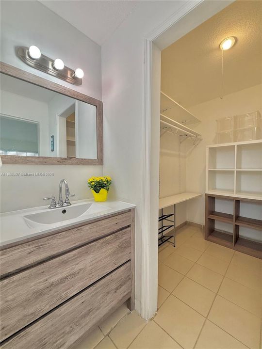 待售: $183,000 (1 贝兹, 1 浴室, 723 平方英尺)