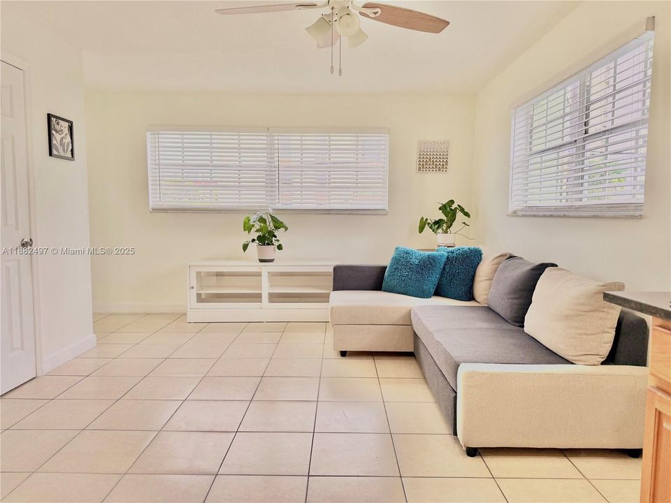 待售: $183,000 (1 贝兹, 1 浴室, 723 平方英尺)