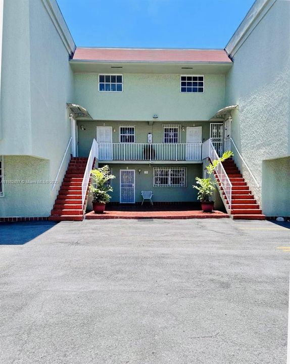 待售: $183,000 (1 贝兹, 1 浴室, 723 平方英尺)