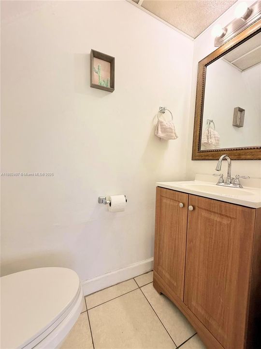 Half bath, 1st floor