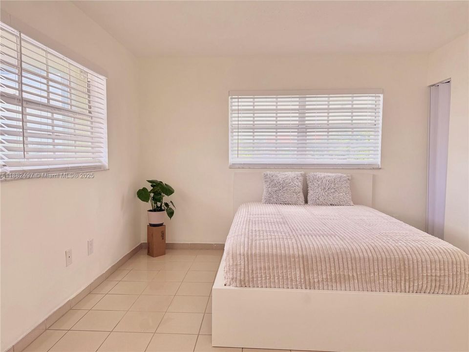 待售: $183,000 (1 贝兹, 1 浴室, 723 平方英尺)