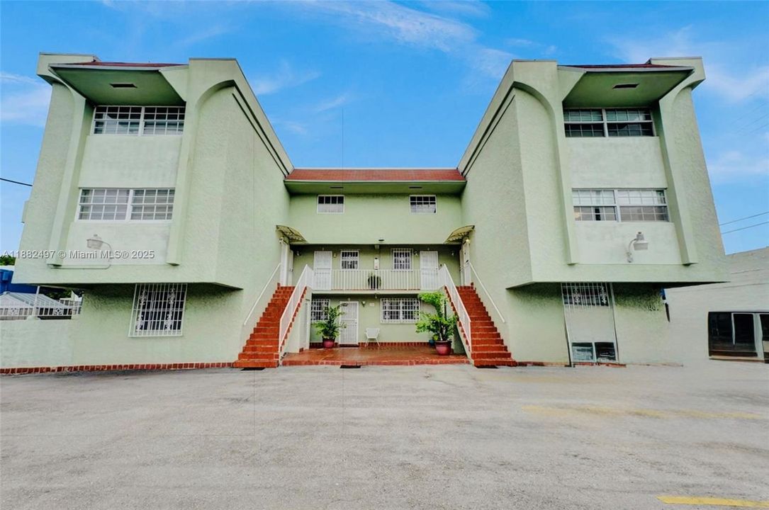 待售: $183,000 (1 贝兹, 1 浴室, 723 平方英尺)