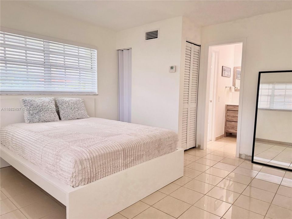 待售: $183,000 (1 贝兹, 1 浴室, 723 平方英尺)