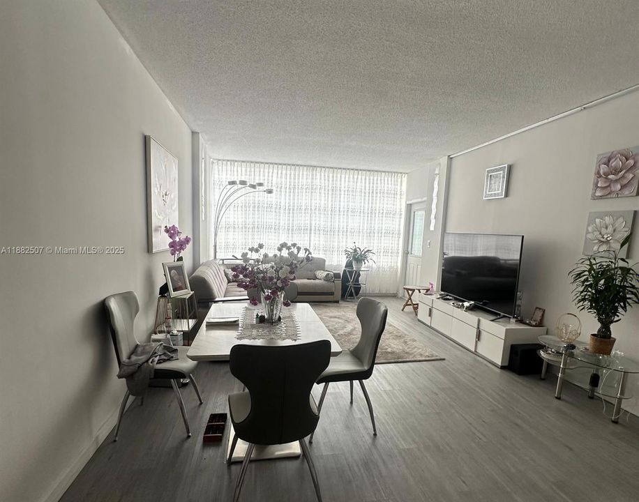 For Sale: $285,000 (1 beds, 1 baths, 882 Square Feet)