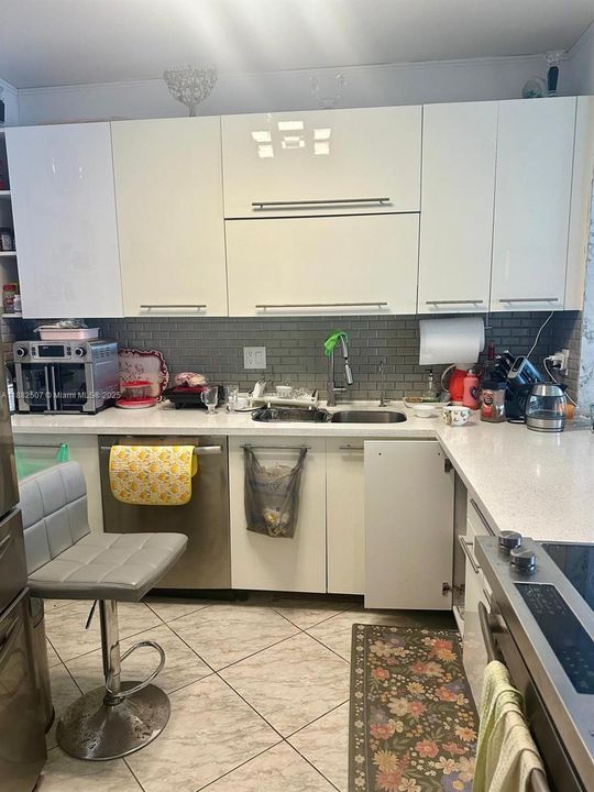 For Sale: $285,000 (1 beds, 1 baths, 882 Square Feet)