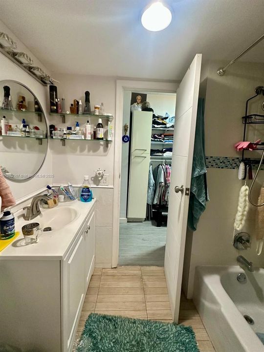 For Sale: $285,000 (1 beds, 1 baths, 882 Square Feet)