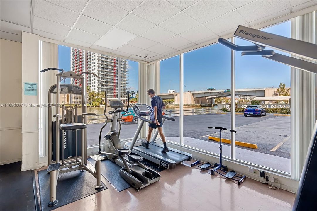 For Sale: $285,000 (1 beds, 1 baths, 882 Square Feet)