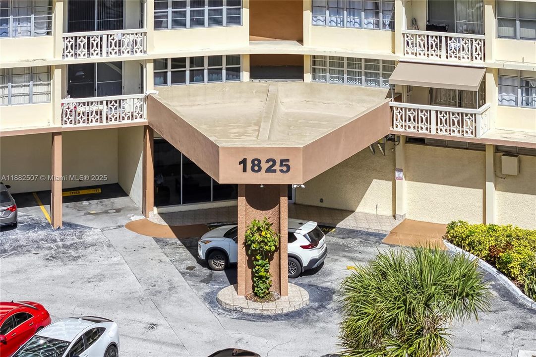 For Sale: $285,000 (1 beds, 1 baths, 882 Square Feet)