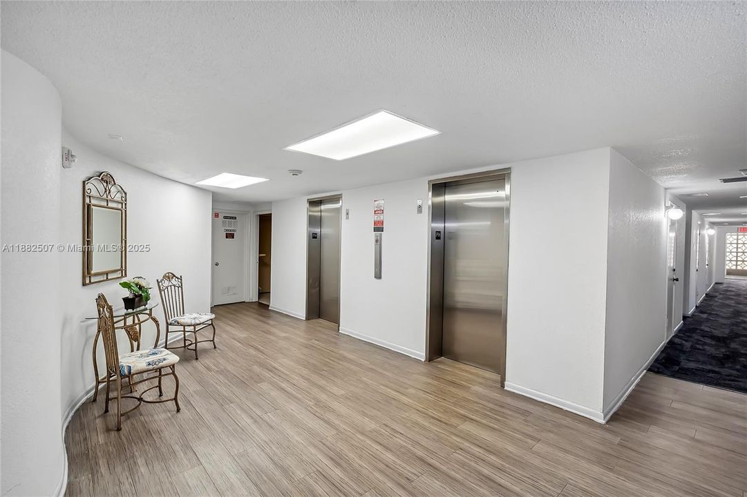 For Sale: $285,000 (1 beds, 1 baths, 882 Square Feet)