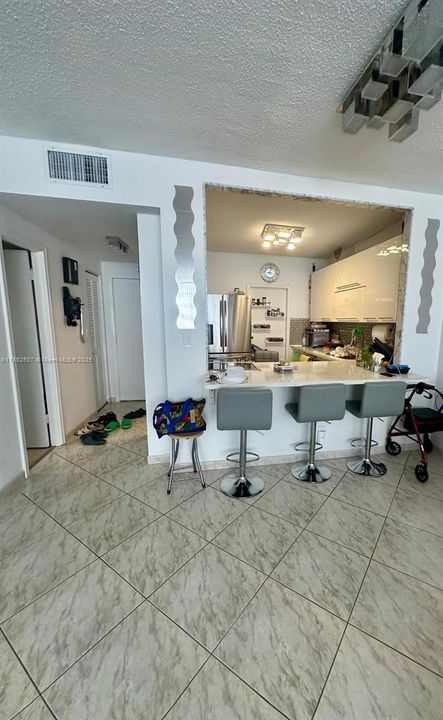 For Sale: $285,000 (1 beds, 1 baths, 882 Square Feet)