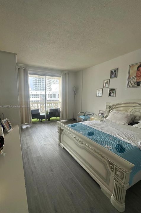 For Sale: $285,000 (1 beds, 1 baths, 882 Square Feet)