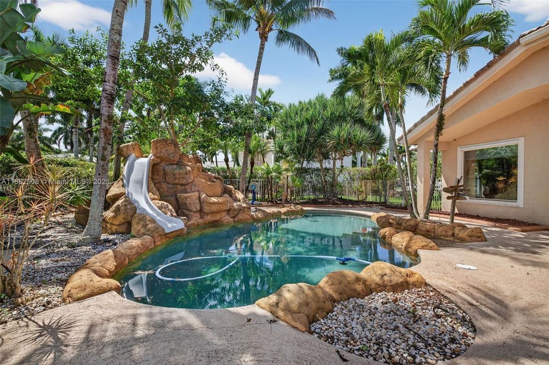 For Sale: $1,850,000 (5 beds, 3 baths, 3964 Square Feet)