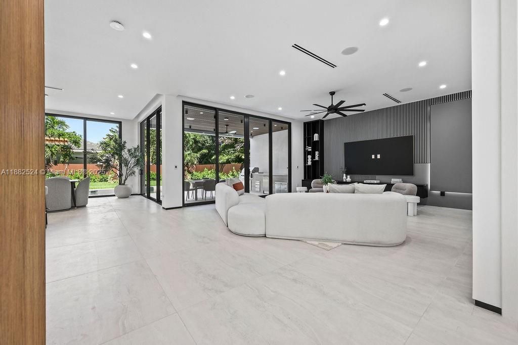 Active With Contract: $2,900,000 (4 beds, 4 baths, 3642 Square Feet)