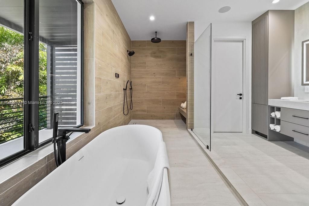 Active With Contract: $2,900,000 (4 beds, 4 baths, 3642 Square Feet)