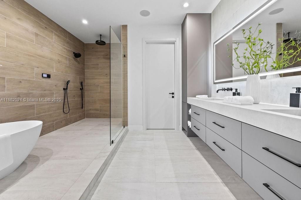 Active With Contract: $2,900,000 (4 beds, 4 baths, 3642 Square Feet)