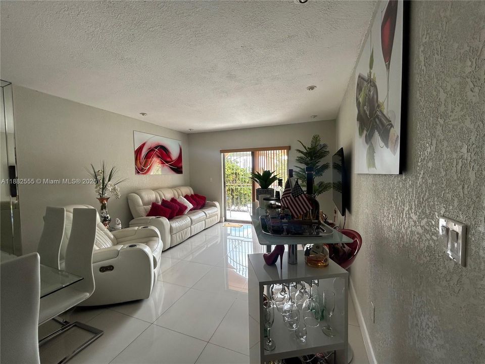 Active With Contract: $237,000 (2 beds, 2 baths, 870 Square Feet)