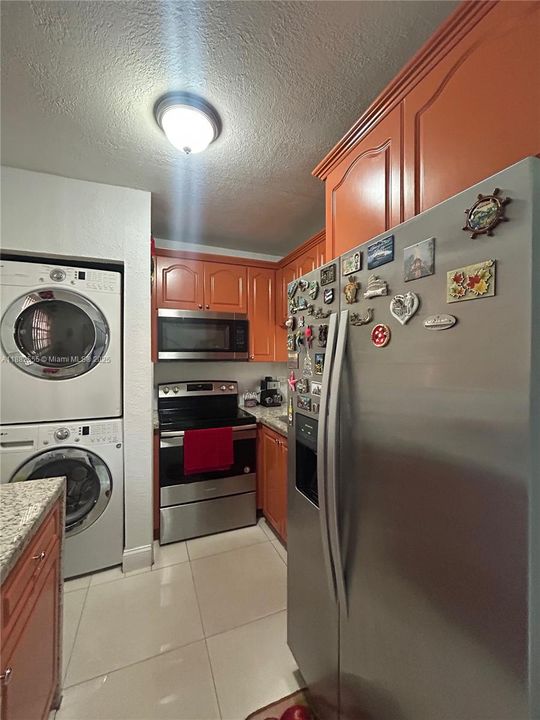 Active With Contract: $237,000 (2 beds, 2 baths, 870 Square Feet)