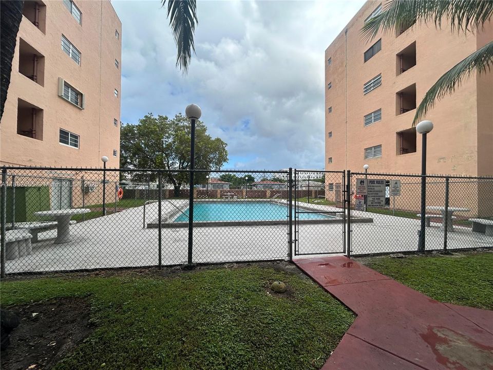Active With Contract: $237,000 (2 beds, 2 baths, 870 Square Feet)