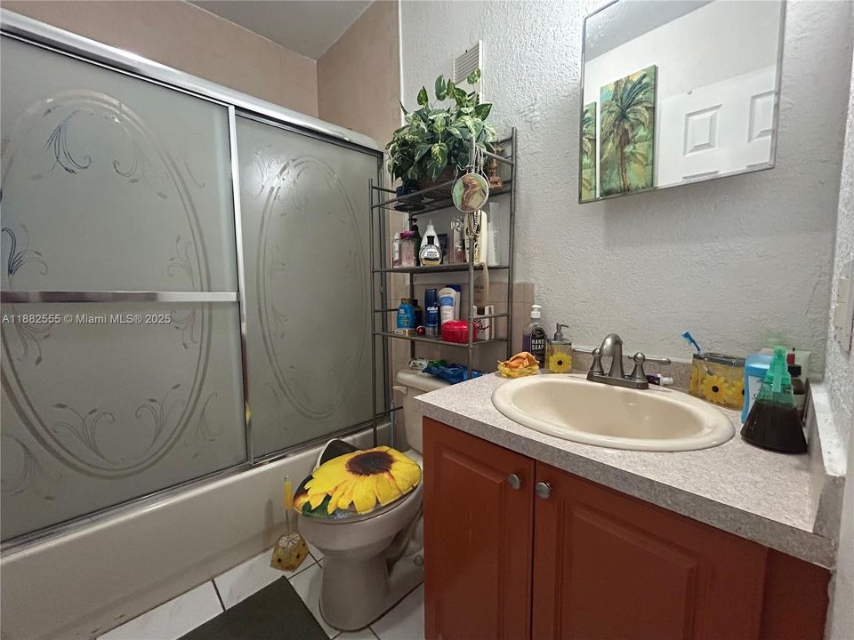 Active With Contract: $237,000 (2 beds, 2 baths, 870 Square Feet)