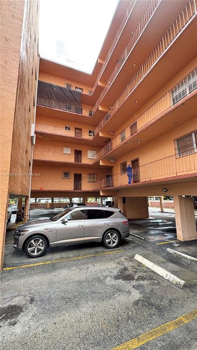 Active With Contract: $237,000 (2 beds, 2 baths, 870 Square Feet)