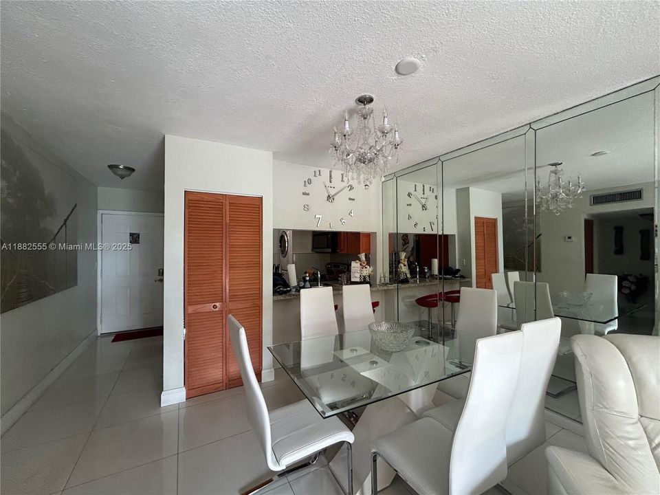 Active With Contract: $237,000 (2 beds, 2 baths, 870 Square Feet)