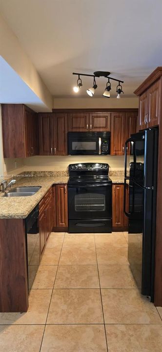 Activo con contrato: $2,200 (2 camas, 2 baños, 1016 Pies cuadrados)