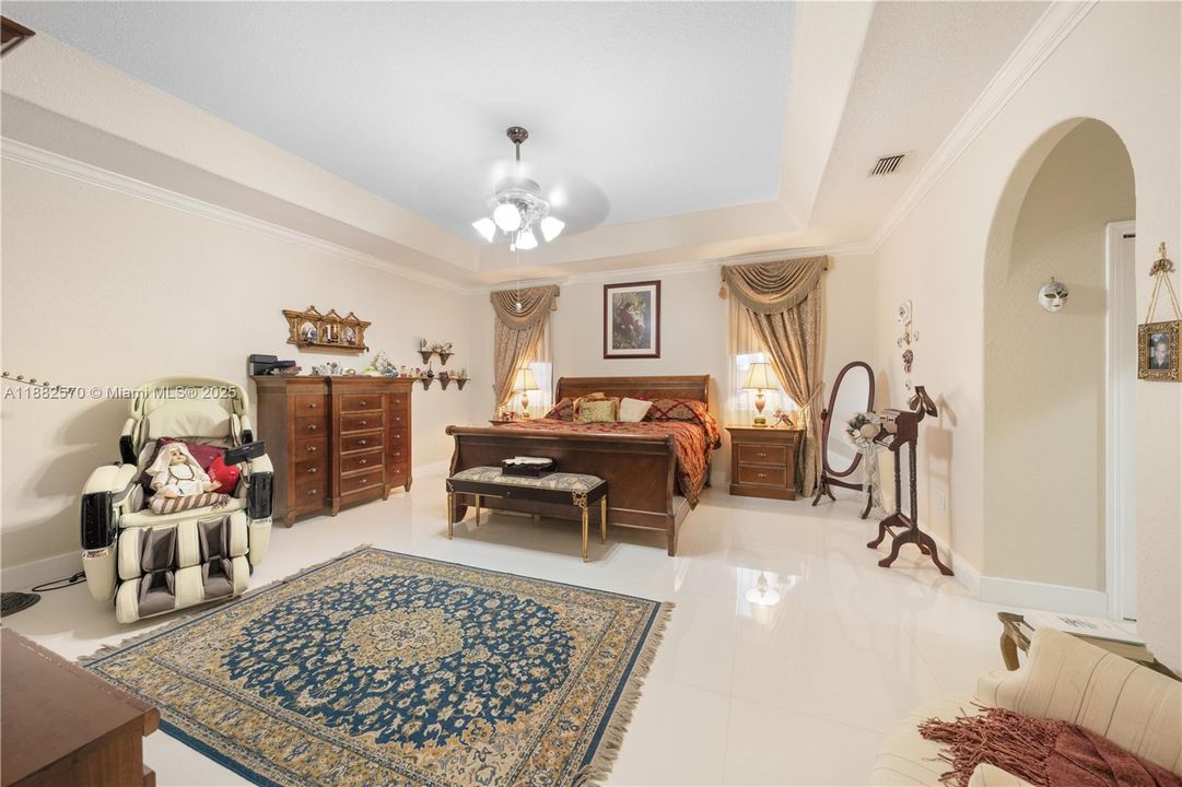 Под контрактом: $1,350,000 (5 спален, 3 ванн, 3392 Квадратных фут)