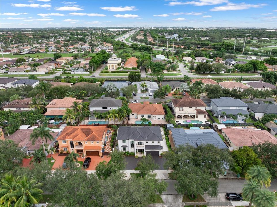 Под контрактом: $1,350,000 (5 спален, 3 ванн, 3392 Квадратных фут)