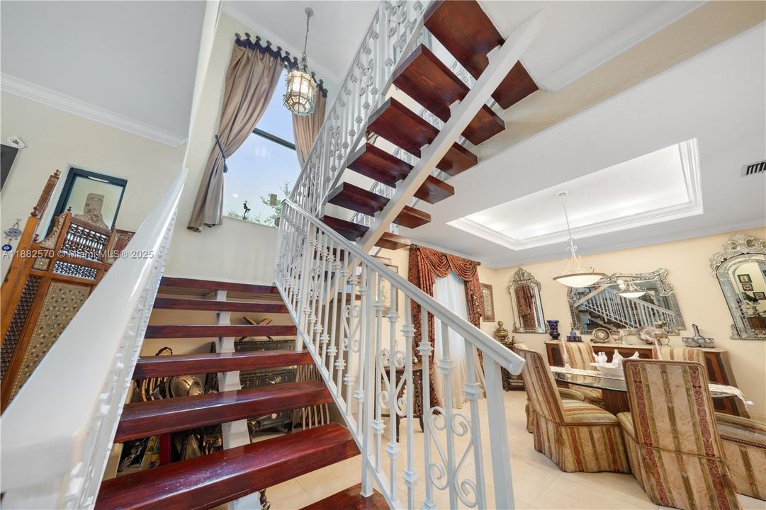 Под контрактом: $1,350,000 (5 спален, 3 ванн, 3392 Квадратных фут)