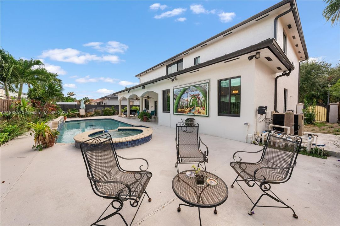 Под контрактом: $1,350,000 (5 спален, 3 ванн, 3392 Квадратных фут)