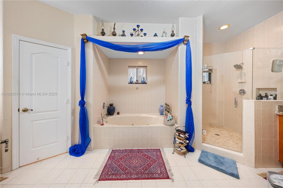 Под контрактом: $1,350,000 (5 спален, 3 ванн, 3392 Квадратных фут)