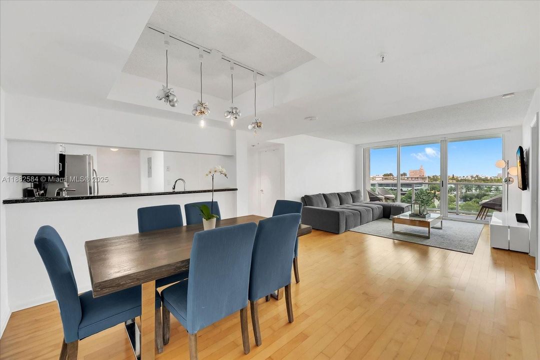 待售: $775,000 (2 贝兹, 2 浴室, 1078 平方英尺)