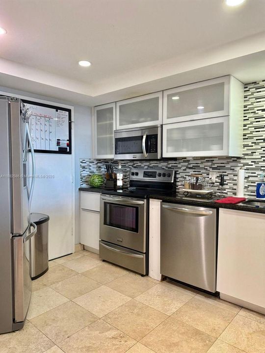 Active With Contract: $175,000 (1 beds, 2 baths, 861 Square Feet)