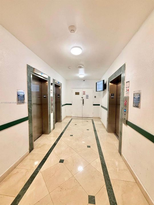 Active With Contract: $175,000 (1 beds, 2 baths, 861 Square Feet)